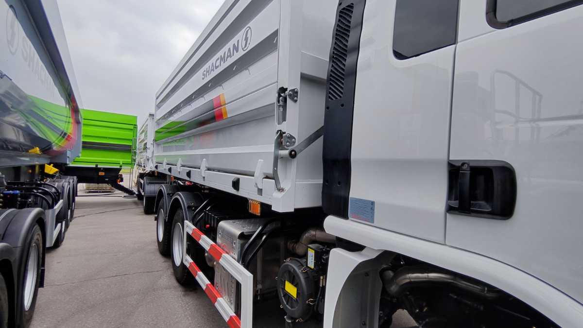 Автопоезд-зерновоз Shacman L3000